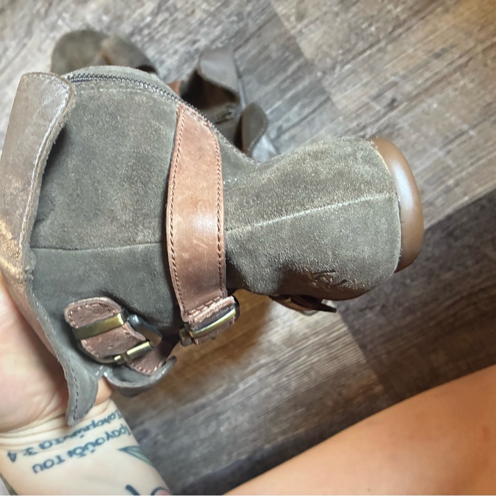BOHO OTBT Brown and Gray Sandals with Criss-Cross Straps - Picture 11 of 11
